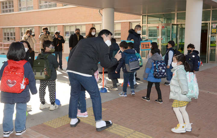 [울산=뉴시스] 배병수 기자 = 지난 2022년 3월2일 오전 울산 북구 농서초등학교 1학년 신입생들이 첫 등교를 하고 있는 모습. 2022.03.02. bbs@newsis.com