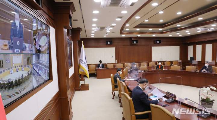 [서울=뉴시스] 김명원 기자 = 장관 및 국무위원들이 지난 2일 오전 서울 종로구 정부서울청사에서 열린 국무회의에 참석해 김부겸 총리의 영상 발언을 듣고 있다. 2022.03.02. kmx1105@newsis.com