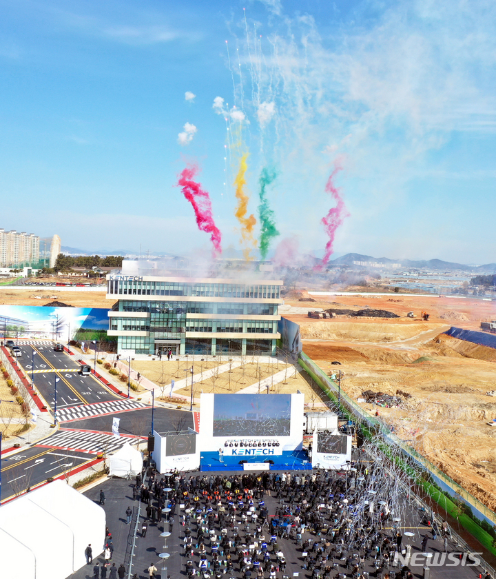[나주=뉴시스] 류형근 기자 = 2일 오전 전남 나주시 빛가람동 한국에너지공과대학교(KENTECH·켄텍) 다목적광장에서 입학식 및 비전선포식이 열리고 있다. 2022.03.02. hgryu77@newsis.com