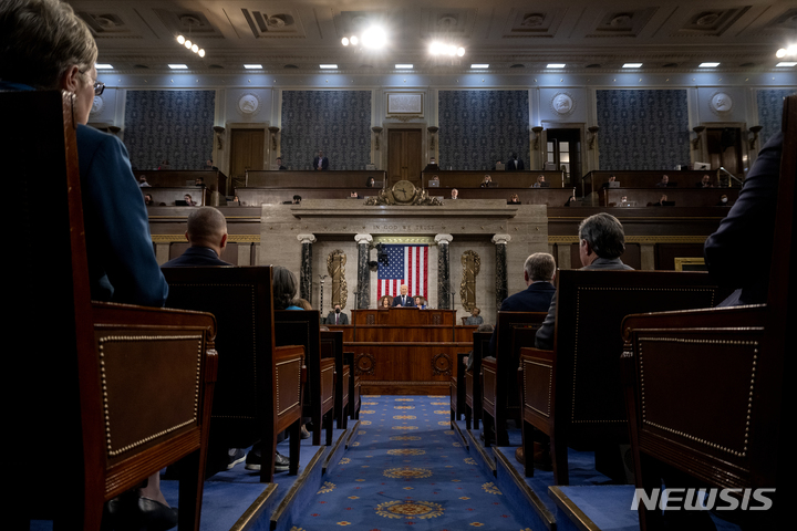 [워싱턴=AP/뉴시스] 조 바이든 미국 대통령이 1일(현지시간) 워싱턴 국회의사당 상·하원 합동회의에서 취임 후 첫 국정연설을 하고 있다. 2022.03.02.