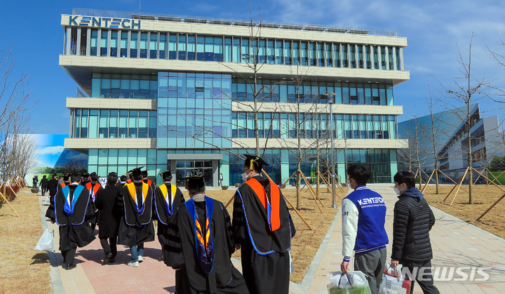 [나주=뉴시스] 류형근 기자 = 2일 오전 전남 나주시 빛가람동 한국에너지공과대학교(KENTECH·켄텍) 다목적 광장에서 입학식·비전선포식이 열리고 있다. 2022.03.02. hgryu77@newsis.com