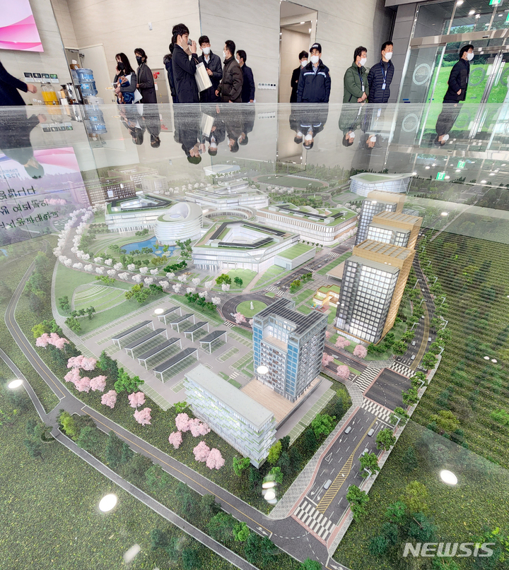 [나주=뉴시스] 2일 오전 전남 나주시 빛가람동 한국에너지공과대학교(KENTECH·켄텍)가 공식 개교한 가운데 신입생들이 캠퍼스 조감도를 살펴보고 있다. 2022.03.02. hgryu77@newsis.com