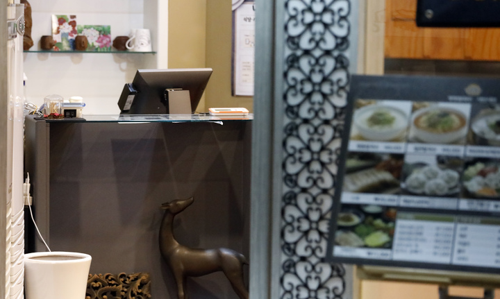 [서울=뉴시스] 고승민 기자 = 정부가 코로나19 접종증명·음성확인제(방역패스)를 중단한 이튿날인 2일 서울의 한 식당에 QR코드 인식 장비가 제거돼 있다. 2022.03.02. kkssmm99@newsis.com