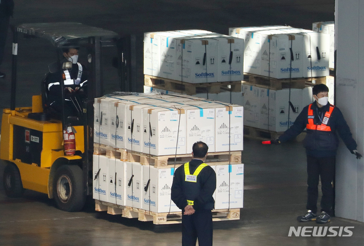 [인천공항=뉴시스] 조성우 기자 = 지난 3월2일 오후 화이자 백신이 인천국제공항 화물터미널에 도착해 백신 수송 관계자들이 수송 작업을 하고 있다. (사진=뉴시스 DB). 2022.03.02. xconfind@newsis.com