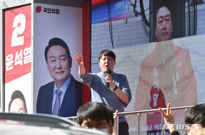 [대구=뉴시스] 이무열 기자 = 이준석 국민의힘 대표가 2일 오후 대구 중구 서문시장을 찾아 시민들에게 윤석열 대선 후보의 지지를 호소하고 있다. 2022.03.02. lmy@newsis.com