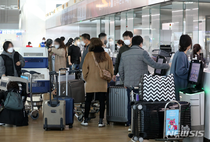 [인천공항=뉴시스] 조성우 기자 = 인천국제공항 제1여객터미널 출국장에서 이용객들이 출국 수속을 밟고 있다. 2022.03.02. xconfind@newsis.com