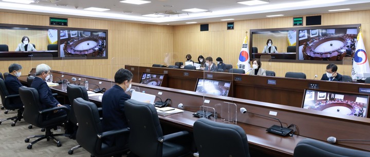 [서울=뉴시스] 유은혜 사회부총리 겸 교육부 장관이 지난 2일 정부세종청사에서 열린 제4차 포용국가 실현을 위한 사회관계장관회의를 주재하고 있다. (사진=교육부 제공) 2022.03.23. photo@newsis.com *재판매 및 DB 금지