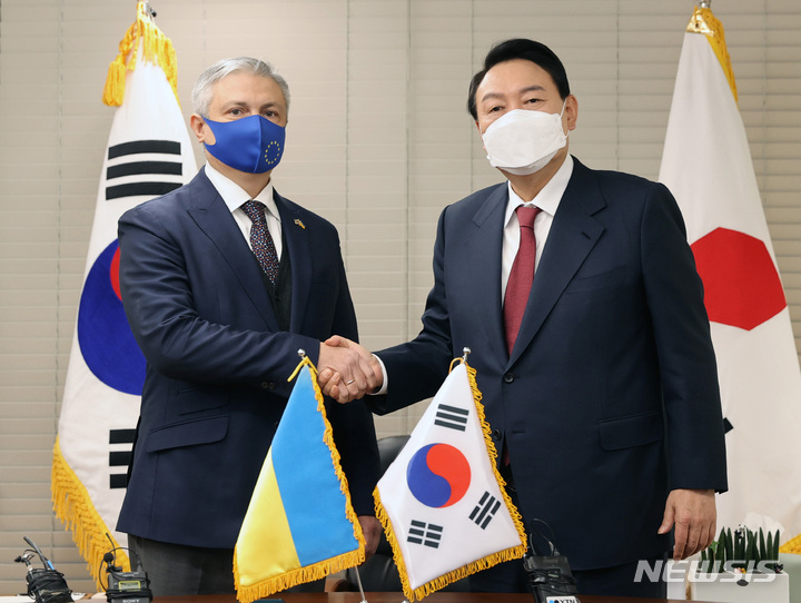 [서울=뉴시스] 김선웅 기자 = 윤석열 국민의힘 대선 후보가 2일 오후 서울 여의도 국민의힘 중앙당사에서 드미트로 포노마렌코 주한 우크라이나 대사와 접견하고 있다. (공동취재사진) 2022.03.02. photo@newsis.com