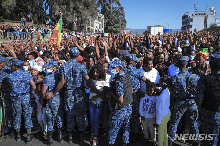 [아디스아바바( 에티오피아)=AP/뉴시스] 에티오피아의 아드와 승전기념일인 3월2일의 군중 행진. 이 날은 1896년 아드와 마을 부근에서 이탈리아군과 싸워 독립을 쟁취한 기념일이다. 에티오피아는 최근 수년간 티그라이 지역의 내전으로 수천 명이 사망했고 사람을 산채 불태워죽이는 테러 장면의 동영상까지 나돌고 있다고 정부는 밝혔다. 