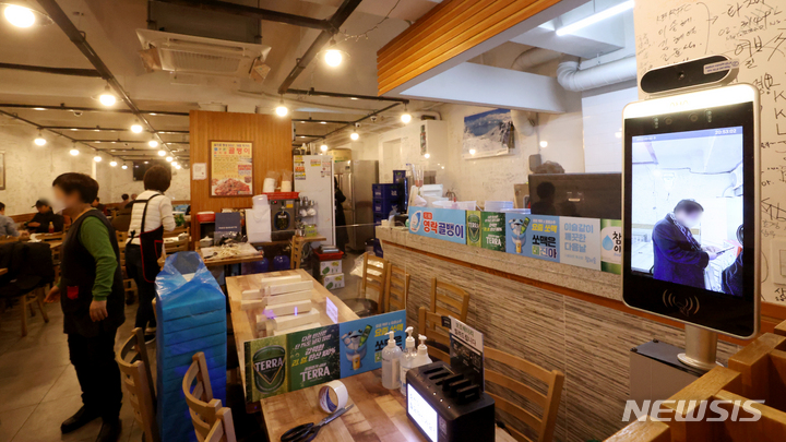 [서울=뉴시스] 김병문 기자 = 지난 2일 오후 서울의 한 식당에 QR코드 인식 장비가 제거돼 있다. 2022.03.02. dadazon@newsis.com