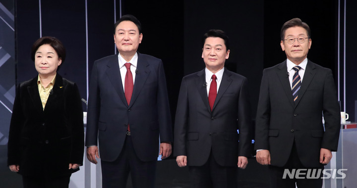 [서울=뉴시스] 김선웅 기자 = 20대 대통령 선거가 일주일 앞으로 다가온 2일 서울 여의도 KBS에서 열린 중앙선거방송토론위원회 주관 제20대 대선 제3차 초청후보자 토론회에서 각 당 후보들이 토론회 시작에 앞서 기념촬영을 하고 있다. 왼쪽부터 심상정 정의당 후보, 윤석열 국민의힘 후보, 안철수 국민의당 후보, 이재명 더불어민주당 후보. 2022.03.02. mangusta@newsis.com