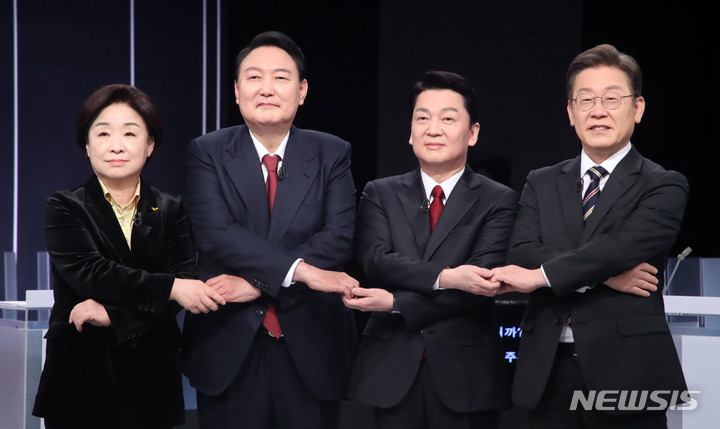 [서울=뉴시스] 김선웅 기자 = 20대 대통령 선거가 일주일 앞으로 다가온 2일 서울 여의도 KBS에서 열린 중앙선거방송토론위원회 주관 제20대 대선 제3차 초청후보자 토론회에서 각 당 후보들이 토론회 시작에 앞서 기념촬영을 하고 있다. 왼쪽부터 심상정 정의당 후보, 윤석열 국민의힘 후보, 안철수 국민의당 후보, 이재명 더불어민주당 후보. 2022.03.02. mangusta@newsis.com