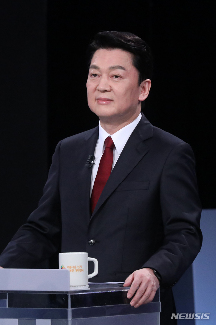 [서울=뉴시스] 김선웅 기자 = 안철수 국민의당 대선후보가 20대 대통령 선거가 일주일 앞으로 다가온 2일 서울 여의도 KBS에서 열린 중앙선거방송토론위원회 주관 제20대 대선 제3차 초청후보자 토론회를 준비하고 있다. 2022.03.02. mangusta@newsis.com