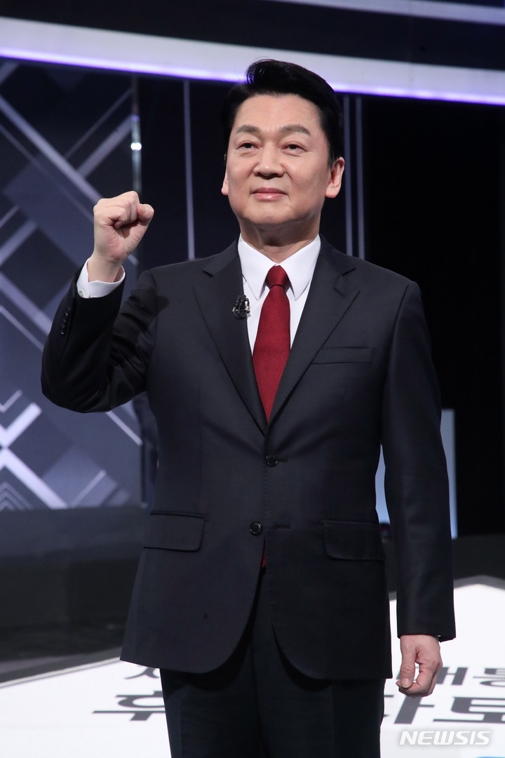 [서울=뉴시스] 김선웅 기자 = 안철수 국민의당 대선후보가 20대 대통령 선거가 일주일 앞으로 다가온 2일 서울 여의도 KBS에서 열린 중앙선거방송토론위원회 주관 제20대 대선 제3차 초청후보자 토론회 시작에 앞서 기념촬영을 하고 있다. 2022.03.02. mangusta@newsis.com