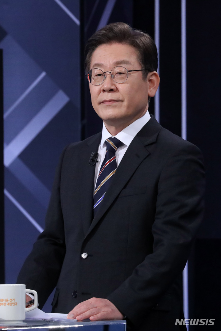 [서울=뉴시스] 김선웅 기자 = 이재명 더불어민주당 대선후보가 20대 대통령 선거가 일주일 앞으로 다가온 지난 2일 서울 여의도 KBS에서 열린 중앙선거방송토론위원회 주관 제20대 대선 제3차 초청후보자 토론회를 준비하고 있다. 2022.03.02. mangusta@newsis.com