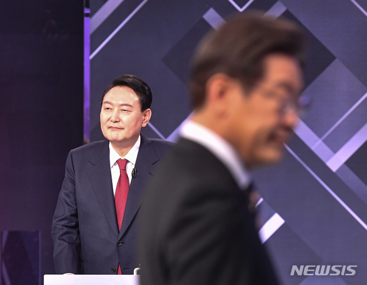 [서울=뉴시스] 김선웅 기자 = 윤석열 국민의힘 대선후보가 2일 서울 여의도 KBS 본관에서 열린 중앙선거방송토론위원회 주관 제20대 대통령선거 후보 초청 3차 법정TV토론회를 앞두고 미소를 짓고 있다. 오른쪽은 이재명 더불어민주당 후보. (공동취재사진) 2022.03.02. photo@newsis.com