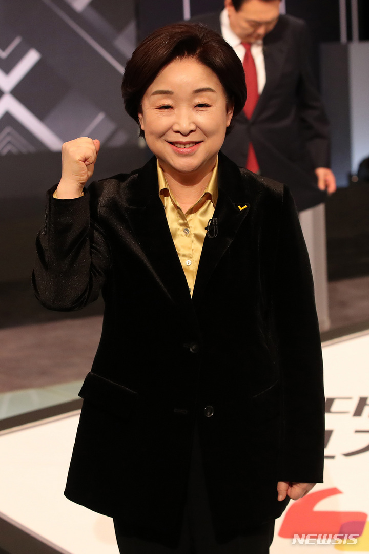 [서울=뉴시스] 김선웅 기자 = 심상정 정의당 대선후보가 2일 저녁 서울 여의도 KBS 본관에서 열린 중앙선거방송토론위원회 주관 제20대 대통령선거 후보 초청 3차 법정 TV 토론회에서 파이팅을 외치고 있다. (공동취재사진) 2022.03.02. photo@newsis.com