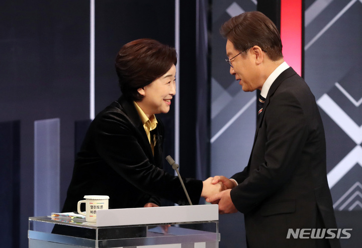 [서울=뉴시스] 김선웅 기자 = 심상정 정의당 대선후보와 이재명 더불어민주당 대선후보가 2일 저녁 서울 여의도 KBS 본관에서 열린 중앙선거방송토론위원회 주관 제20대 대통령선거 후보 초청 3차 법정 TV 토론회에서 인사를 나누고 있다. (공동취재사진) 2022.03.02. photo@newsis.com