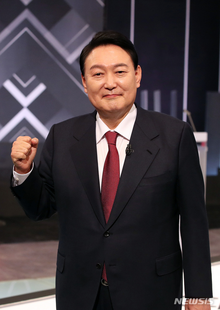 [서울=뉴시스] 김선웅 기자 = 윤석열 국민의힘 대선후보가 2일 저녁 서울 여의도 KBS 본관에서 열린 중앙선거방송토론위원회 주관 제20대 대통령선거 후보 초청 3차 법정 TV 토론회에서 파이팅을 외치고 있다. (공동취재사진) 2022.03.02. photo@newsis.com