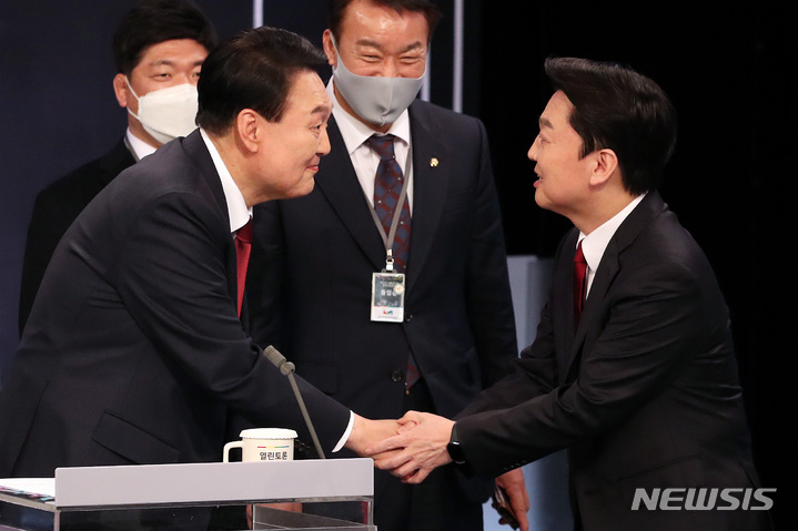 [서울=뉴시스] 김선웅 기자 = 윤석열 국민의힘 대선후보와 안철수 국민의당 대선후보가 2일 저녁 서울 여의도 KBS 본관에서 열린 중앙선거방송토론위원회 주관 제20대 대통령선거 후보 초청 3차 법정 TV 토론회에서 인사를 나누고 있다. (공동취재사진) 2022.03.02. photo@newsis.com