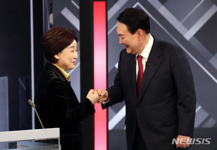 [서울=뉴시스] 김선웅 기자 = 심상정 정의당 대선후보와 윤석열 국민의힘 대선후보가 2일 저녁 서울 여의도 KBS 본관에서 열린 중앙선거방송토론위원회 주관 제20대 대통령선거 후보 초청 3차 법정 TV 토론회에서 인사를 나누고 있다. (공동취재사진) 2022.03.02. photo@newsis.com