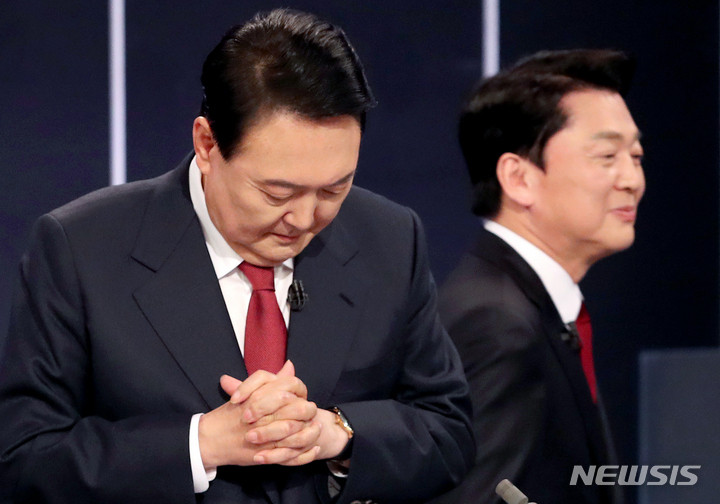 [서울=뉴시스] 김선웅 기자 = 윤석열 국민의힘 대선후보가 2일 저녁 서울 여의도 KBS 본관에서 열린 중앙선거방송토론위원회 주관 제20대 대통령선거 후보 초청 3차 법정 TV 토론회에서 토론을 준비하고 있는 가운데 안철수 국민의당 대선후보가 옆을 지나가고 있다. (공동취재사진) 2022.03.02. photo@newsis.com