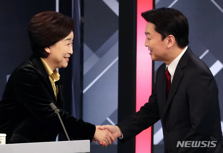 [서울=뉴시스] 김선웅 기자 = 심상정 정의당 대선후보와 안철수 국민의당 대선후보가 2일 저녁 서울 여의도 KBS 본관에서 열린 중앙선거방송토론위원회 주관 제20대 대통령선거 후보 초청 3차 법정 TV 토론회에서 인사를 나누고 있다. (공동취재사진) 2022.03.02. photo@newsis.com