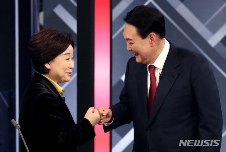 [서울=뉴시스] 김선웅 기자 = 심상정 정의당 대선후보와 윤석열 국민의힘 대선후보가 2일 저녁 서울 여의도 KBS 본관에서 열린 중앙선거방송토론위원회 주관 제20대 대통령선거 후보 초청 3차 법정 TV 토론회에서 인사를 나누고 있다. (공동취재사진) 2022.03.02. photo@newsis.com