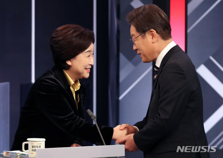 [서울=뉴시스] 김선웅 기자 = 심상정 정의당 대선후보와 이재명 더불어민주당 대선후보가 2일 저녁 서울 여의도 KBS 본관에서 열린 중앙선거방송토론위원회 주관 제20대 대통령선거 후보 초청 3차 법정 TV 토론회에서 인사를 나누고 있다. (공동취재사진) 2022.03.02. photo@newsis.com
