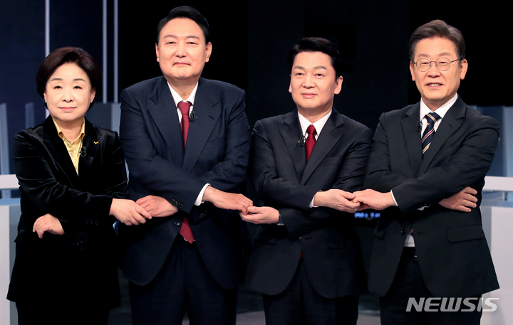 [서울=뉴시스] 김선웅 기자 = 2일 저녁 서울 여의도 KBS 본관에서 열린 중앙선거방송토론위원회 주관 제20대 대통령선거 후보 초청 3차 법정 TV 토론회에서 대선 후보들이 선전을 다짐하고 있다. 왼쪽부터 정의당 심상정, 국민의힘 윤석열, 국민의당 안철수, 더불어민주당 이재명 대선후보. (공동취재사진) 2022.03.02. photo@newsis.com