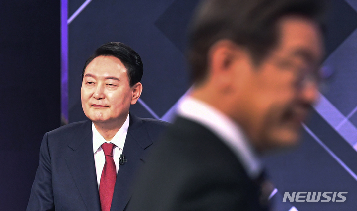 [서울=뉴시스] 김선웅 기자 = 윤석열 국민의힘 대선후보가 2일 서울 여의도 KBS 본관에서 열린 중앙선거방송토론위원회 주관 제20대 대통령선거 후보 초청 3차 법정TV토론회를 앞두고 미소를 짓고 있다. 오른쪽은 이재명 더불어민주당 후보. (공동취재사진) 2022.03.02. photo@newsis.com