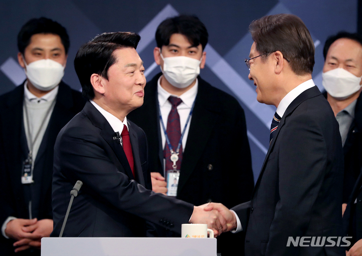 [서울=뉴시스] 김선웅 기자 = 이재명 더불어민주당 대선후보와 안철수 국민의당 대선후보가 2일 저녁 서울 여의도 KBS 본관에서 열린 중앙선거방송토론위원회 주관 제20대 대통령선거 후보 초청 3차 법정 TV 토론회에서 악수를 나누고 있다. (공동취재사진) 2022.03.02. photo@newsis.com