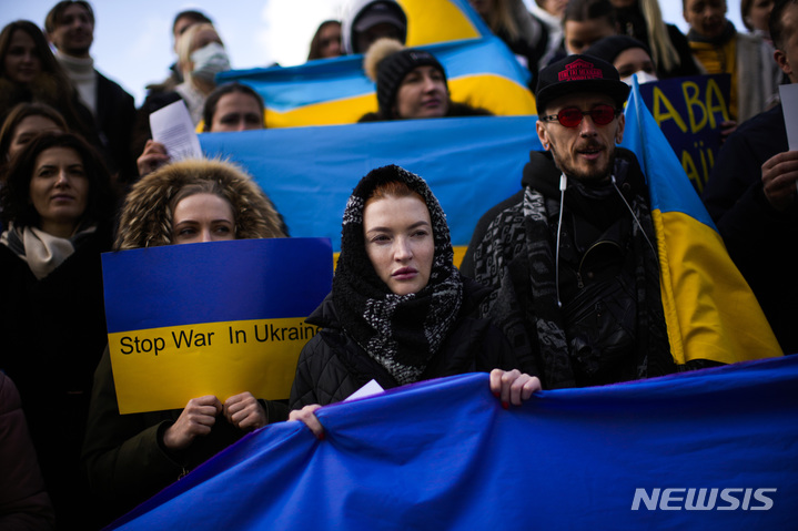 [이스탄불=AP/뉴시스] 2일(현지시간) 터키 이스탄불에서 러시아의 우크라이나 침공 반대 시위가 열려 친 우크라이나 시위대가 우크라이나 국기를 들고 있다. 2022.03.03.
