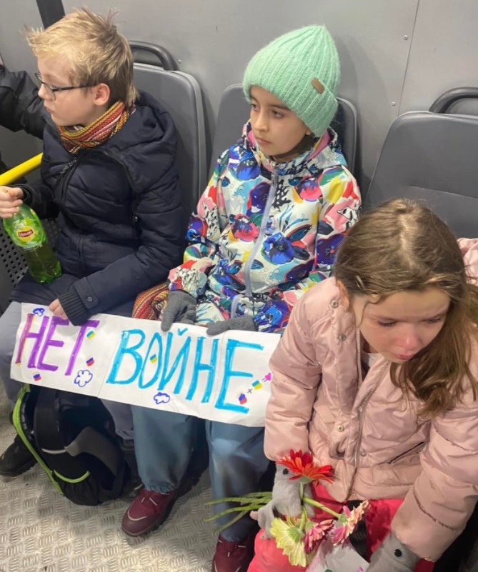 [서울=러시아] 지난 1일 러시아 소재 우크라이나 대사관 앞에서 '전쟁 반대' 포스터를 들고 평화 시위에 참여하고 헌화했다 구금된 7~11살 아이들의 모습. (출처 : 알렉산드라 아르키포바 페이스북 캡처) 2022.03.03 *재판매 및 DB 금지