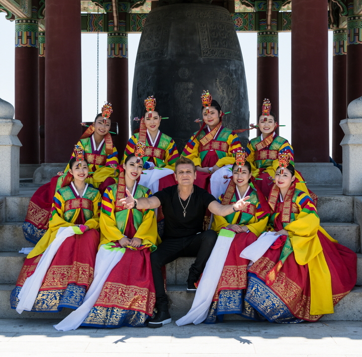 [서울=뉴시스] 밀젠코 마티예비치 '트러스트 인 러브' 뮤직비디오. 2022.03.03. (사진 = 뮤직큐브 제공) photo@newsis.com *재판매 및 DB 금지