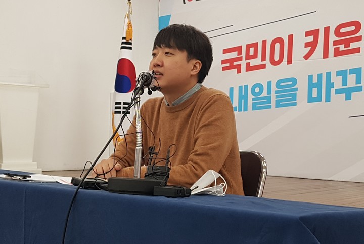 [대구=뉴시스] 정창오 기자=국민의힘 이준석 대표가 3일 오전 대구 수성구 국민의힘 대구시당 강당에서 가진 대통령선거 관련 기자간담회에서 모두발언을 하고 있다. 2022.03.03. jco@newsis.com *재판매 및 DB 금지