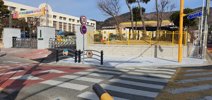 [울산=뉴시스] 구미현 기자 = 울산시교육청이 신학기를 맞아 연암초등학교 정문 앞 학생 통학로 환경이 대폭 개선됐다고 3일 밝혔다. 2022.03.03. (사진=울산시교육청 제공) photo@newsis.com&nbsp;&nbsp; *재판매 및 DB 금지