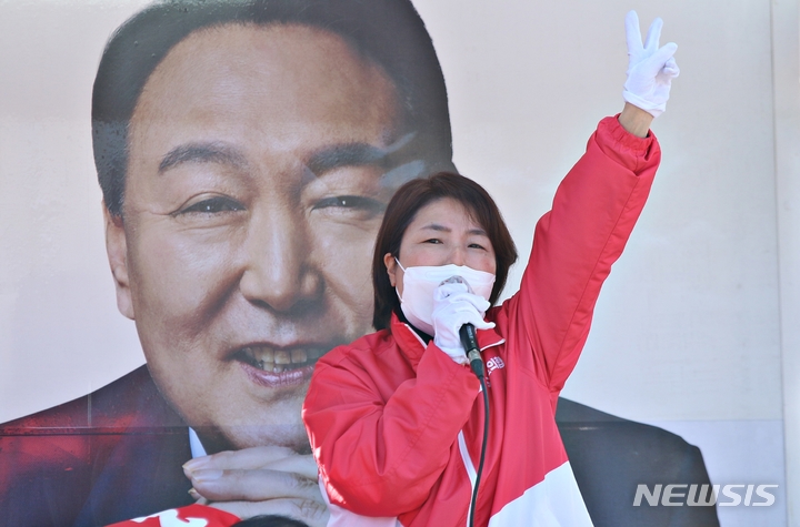 [괴산=뉴시스] 강신욱 기자 = 전희경 국민의힘 의원이 3일 충북 괴산군 괴산읍 시내버스터미널 앞에서 윤석열 대선 후보 지원유세를 하고 있다. 2022.03.03. ksw64@newsis.com
