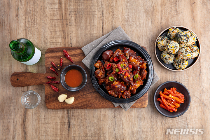 [서울=뉴시스]한때 매운 음식을 즐겨 먹으면 살이 빠진다는 얘기가 돌았다. 매운 음식에 들어 있는 캡사이신의 효능이 주목받으면서다. 하지만 식단조절이 뒷받침되지 않으면 체중감량은 커녕 역효과만 볼 가능성이 높다. (사진= 365mc 제공) 2022.03.03