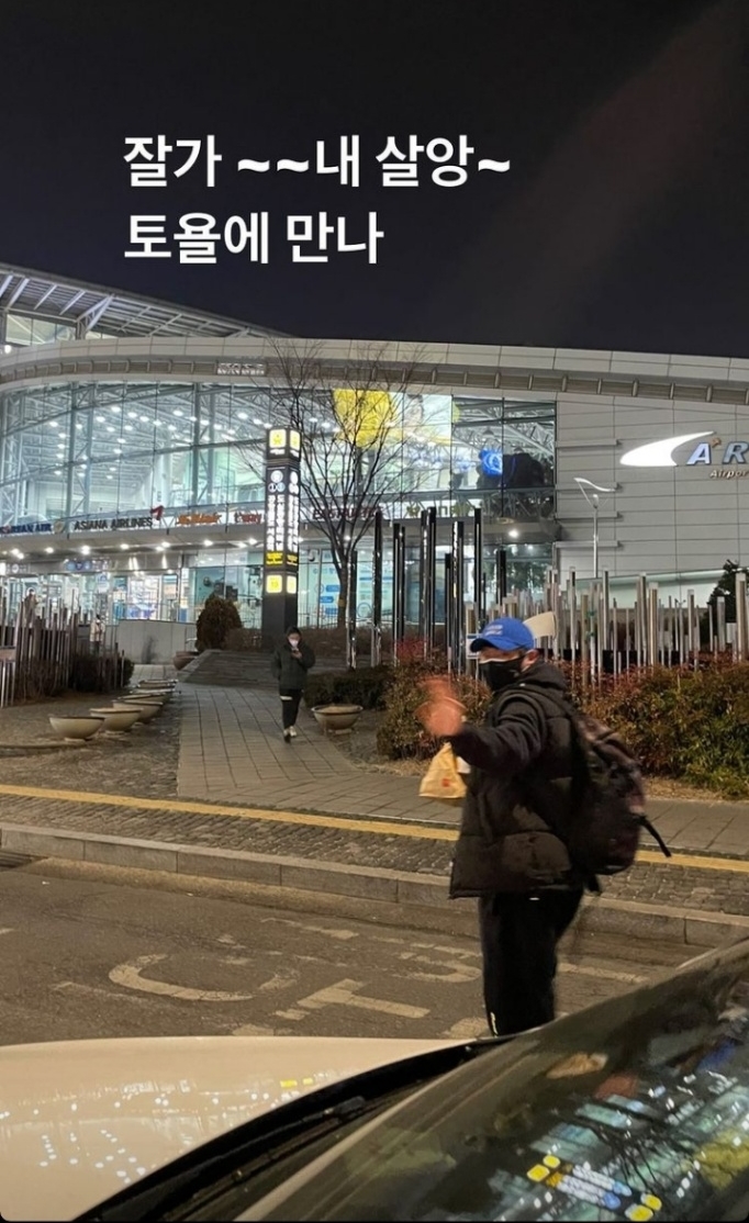 [서울=뉴시스]작별인사하는 윤승열. 2022.03.03. (사진=김영희 인스타그램 캡처) photo@newsis.com*재판매 및 DB 금지 *재판매 및 DB 금지