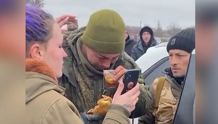 3일 항복한 러시아병사가 우크라이나 주민이 제공한 빵과 차를 마신뒤 핸드폰으로 러시아의 가족과 영상통화를 연결해 주자 울음을 터트렸다. 출처: 트위터 *재판매 및 DB 금지
