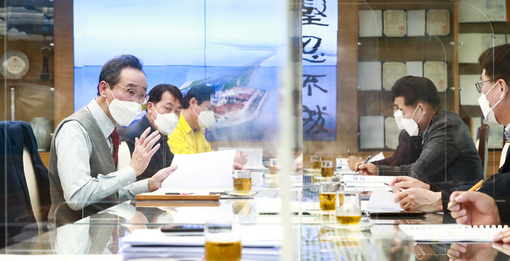 [전주=뉴시스] 3일 =전북도청 회의실에서 열린 '2023년 국가예산 신규사업 발굴 3차 보고회'에 송하진 도지사가 내년도 국가예산 신규사업 및 새 정부 국정과제 반영 등 국가예산 확보 추진전략 회의를 주재고 있다. 2022.03.03 (사진= 전라북도청 제공) photo@newsis.com *재판매 및 DB 금지