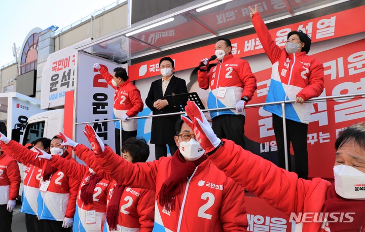 [제천=뉴시스] 이병찬 기자 = 국민의힘 원희룡(전 제주지사) 선대본 정책본부장이 3일 충북 제천시 도심 유세에서 태영호 의원, 엄태영 의원, 이혜훈 전 의원과 함께 윤석열 후보 지지를 호소하고 있다. . 2022.03.03. bclee@newsis.com&nbsp; 