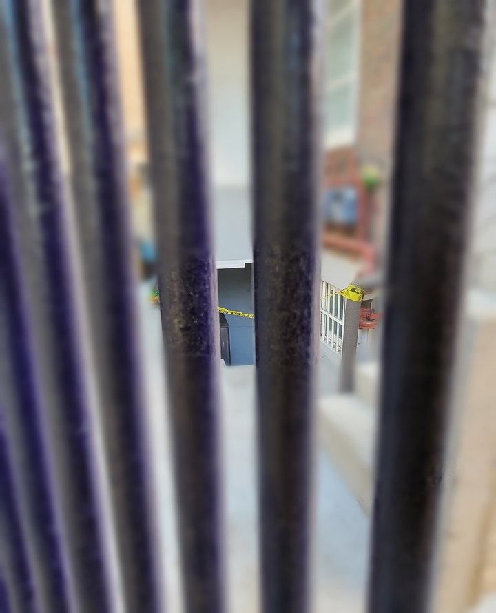 [수원=뉴시스] 박종대 기자 = 두 모자가 살았던 경기 수원시 한 주택 출입문 안으로 경찰 통제선이 걸려 있다. 2022.03.03. pjd@newsis.com *재판매 및 DB 금지