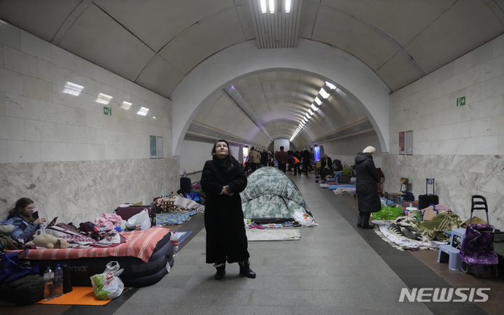 [키이우=AP/뉴시스] 2일(현지시간) 방공호로 사용되는 우크라이나 수도 키이우의 지하철역에 대피한 시민들이 모여 있다. 2022.03.03.