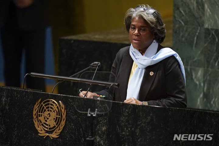 [뉴욕=AP/뉴시스]린다 토머스-그린필드 유엔 주재 미국 대사가 2일(현지시간) 우크라이나 사태 관련 긴급특별총회에서 연설하고 있다. 2022.03.02.