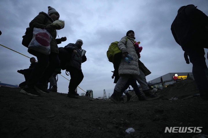 [메디카=AP/뉴시스] 지난3월 2일(현지시간) 우크라이나 난민들이 폴란드 남동부 메디카 국경에 도착하고 있다. 2022.03.03.