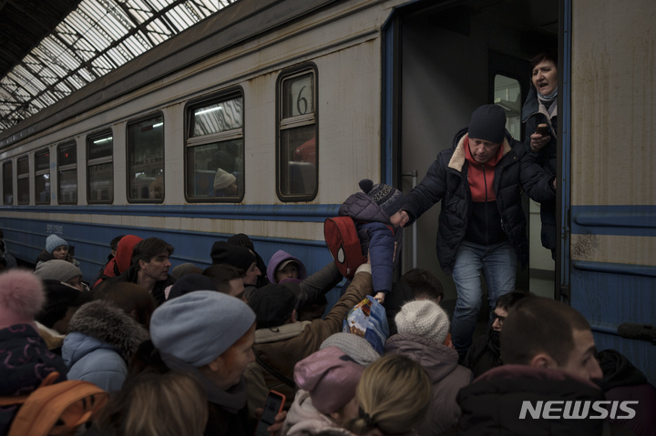 [르비우=AP/뉴시스] 2일(현지시간) 우크라이나 서부 르비우의 르비우역에서 피난민들이 슬로바키아로 향하는 열차에 타기 위해 몰려들고 있다. 2022.03.03.