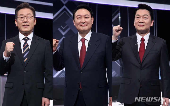 [서울=뉴시스] 이재명(왼쪽부터) 더불어민주당 대선후보, 윤석열 국민의힘 대선후보, 안철수 국민의당 대선후보가 20대 대통령 선거가 일주일 앞으로 다가온 2일 서울 여의도 KBS에서 열린 중앙선거방송토론위원회 주관 제20대 대선 제3차 초청후보자 토론회 시작에 앞서 기념촬영을 하고 있다. (사진=뉴시스 DB) 2022.03.03. photo@newsis.com
