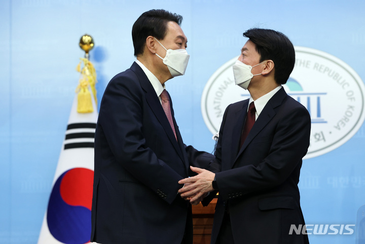 [서울=뉴시스] 전신 기자 = 윤석열 국민의힘 대선 후보와 안철수 국민의당 대선 후보가 3일 서울 여의도 국회 소통관에서 단일화 기자회견을 마치고 손을 잡고 있다. (공동취재사진) 2022.03.03. photo@newsis.com
